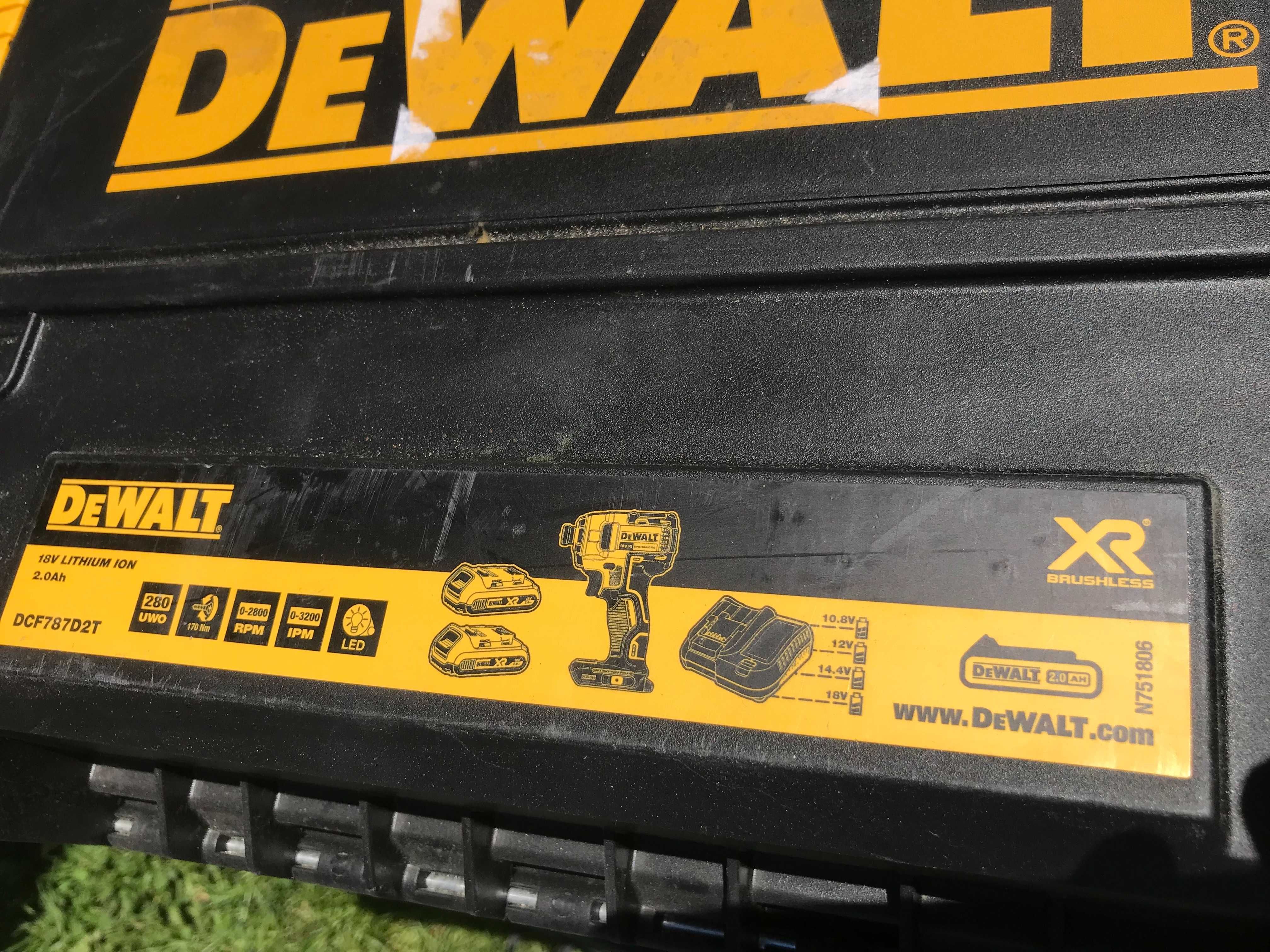 Ящик Dewalt для шуруповертів,для акумуляторів на 2Ан, оригінал