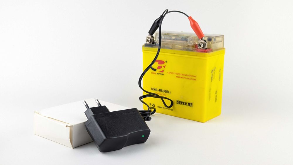 Зарядка 12V 1A для мото акумулятора з інтелектуальним режимом зарядки