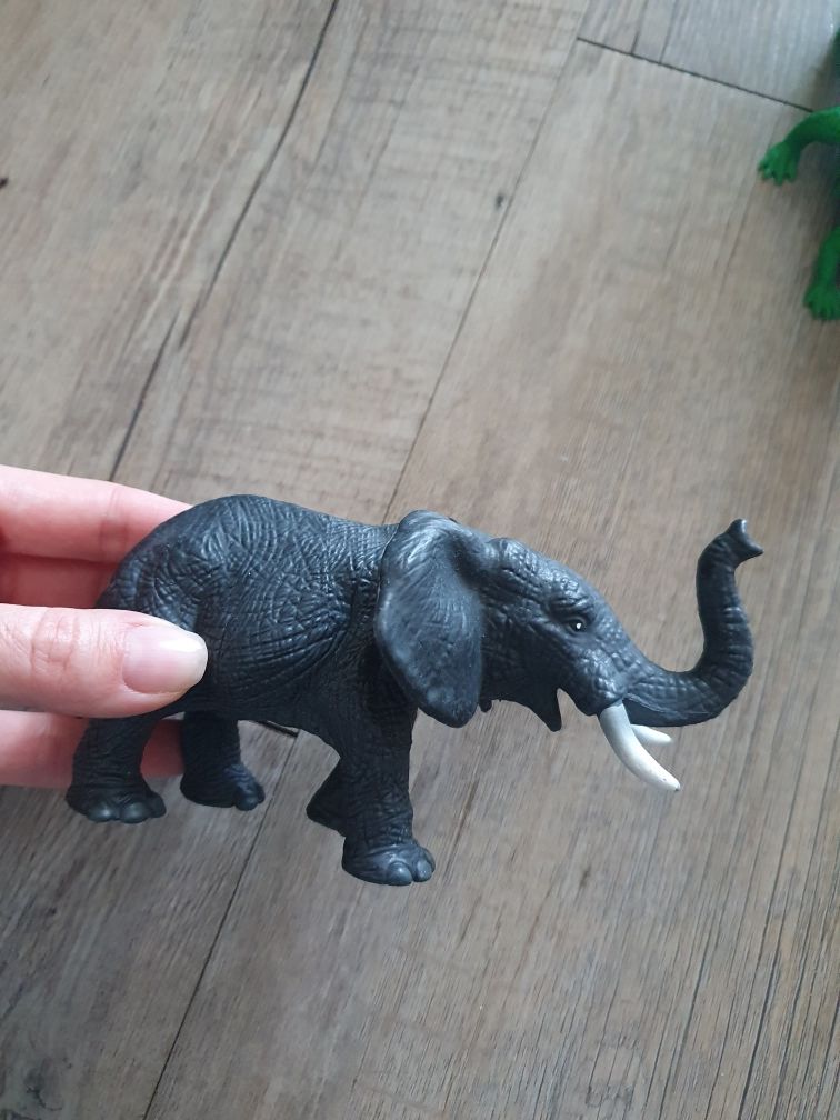 Zestaw zwierzątka safari figurki tygrys słoń lemur krokodyl drzewa