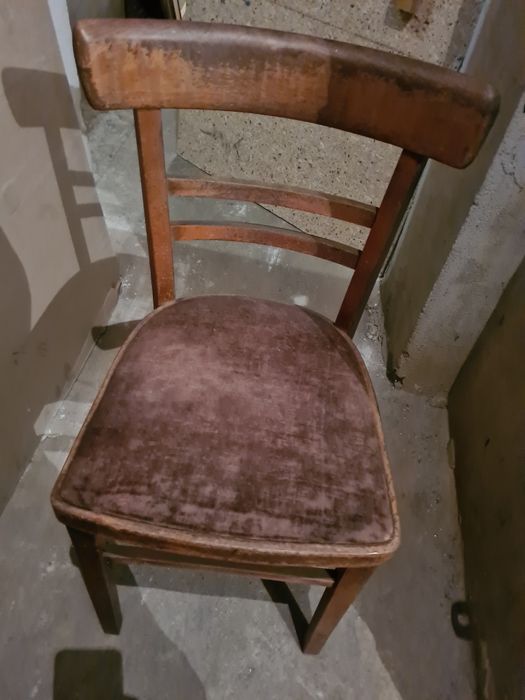 Krzesło drewniane widoczne na załączonych zdjęciach