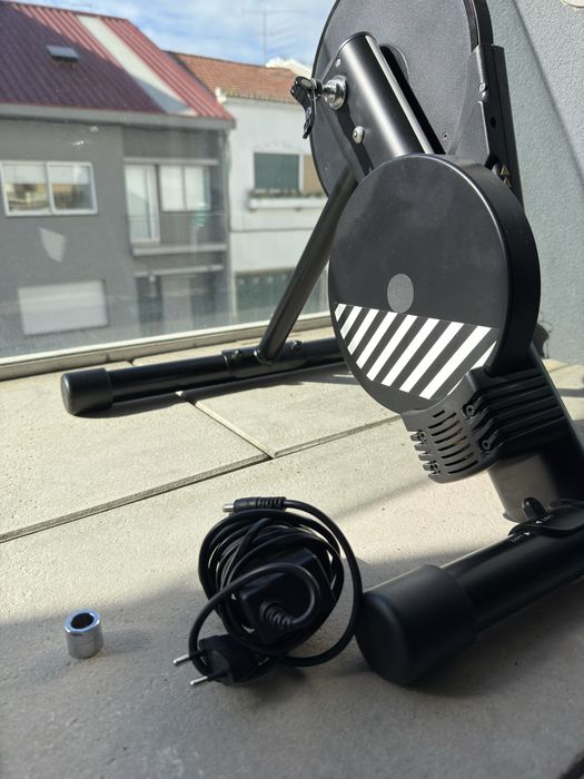 Rolo de treino Van Rysel D100 com Zwift Cog