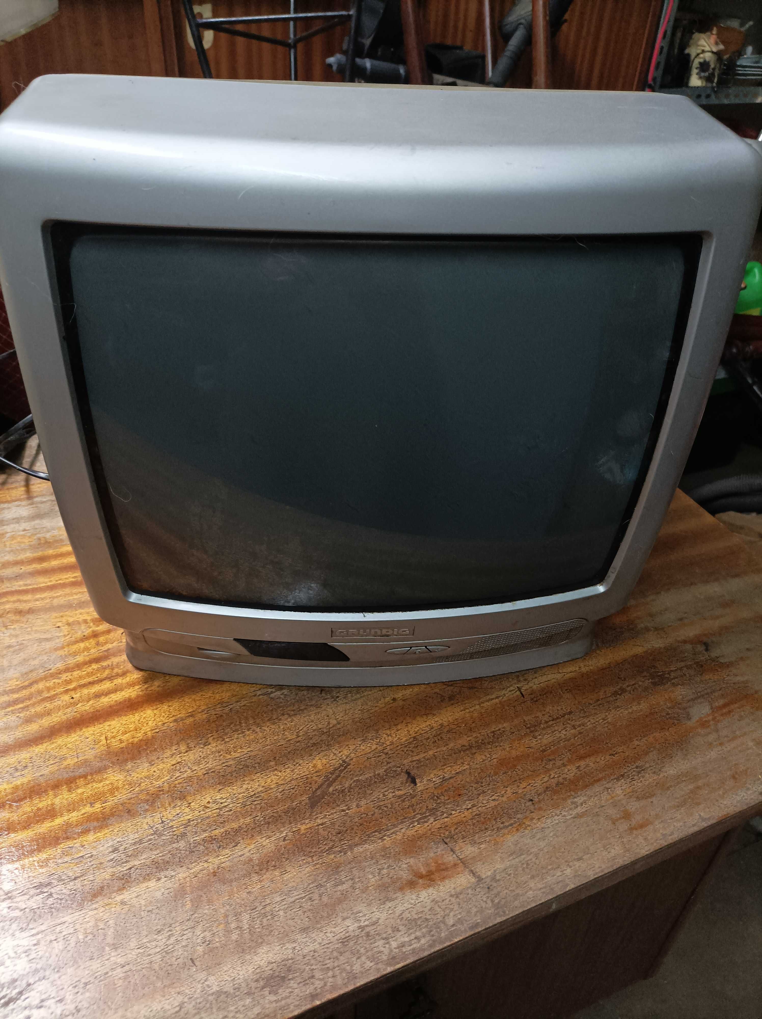 Grundig P 37 2401/5 stary mały przenośny telewizor kineskopowy sprawny
