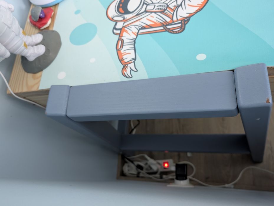 Drewniane biurko rosnące z dzieckiem, z regulacją blatu