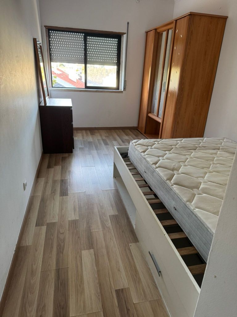 Alugo arrendo quarto em mem-martins