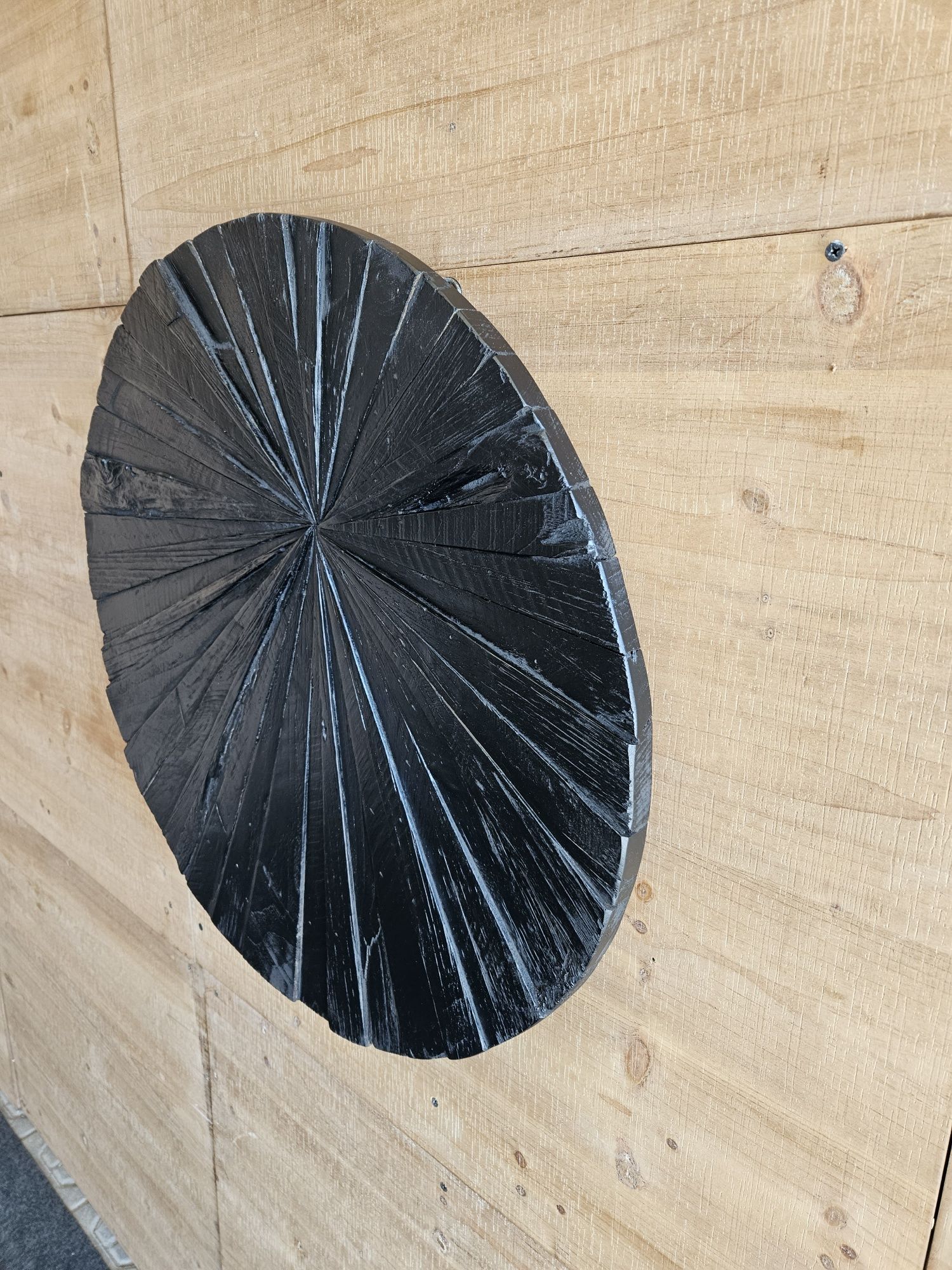 Czarny dekor ścienny z drewna tekowego