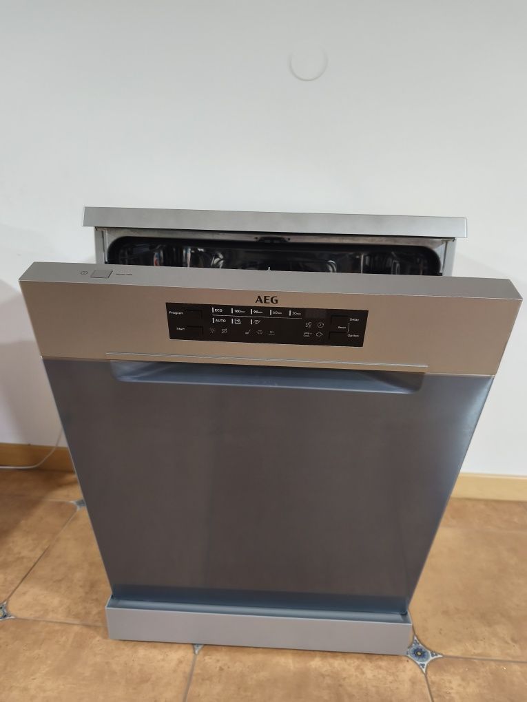Máquina de lavar loiça AEG semi nova