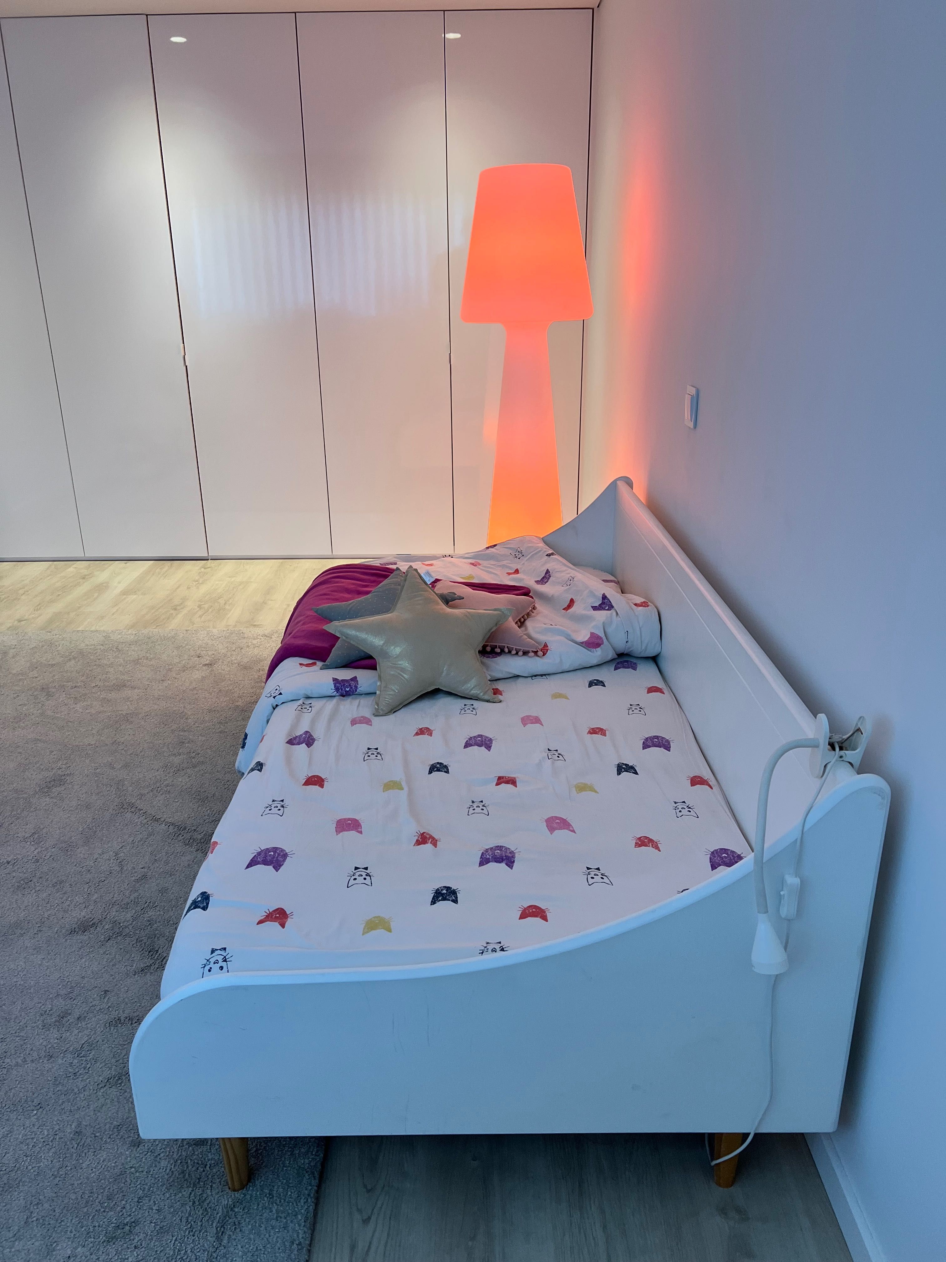 Cama de criança com colchão  + tapete 2x3m - SIMPLES, ELEGANTE !