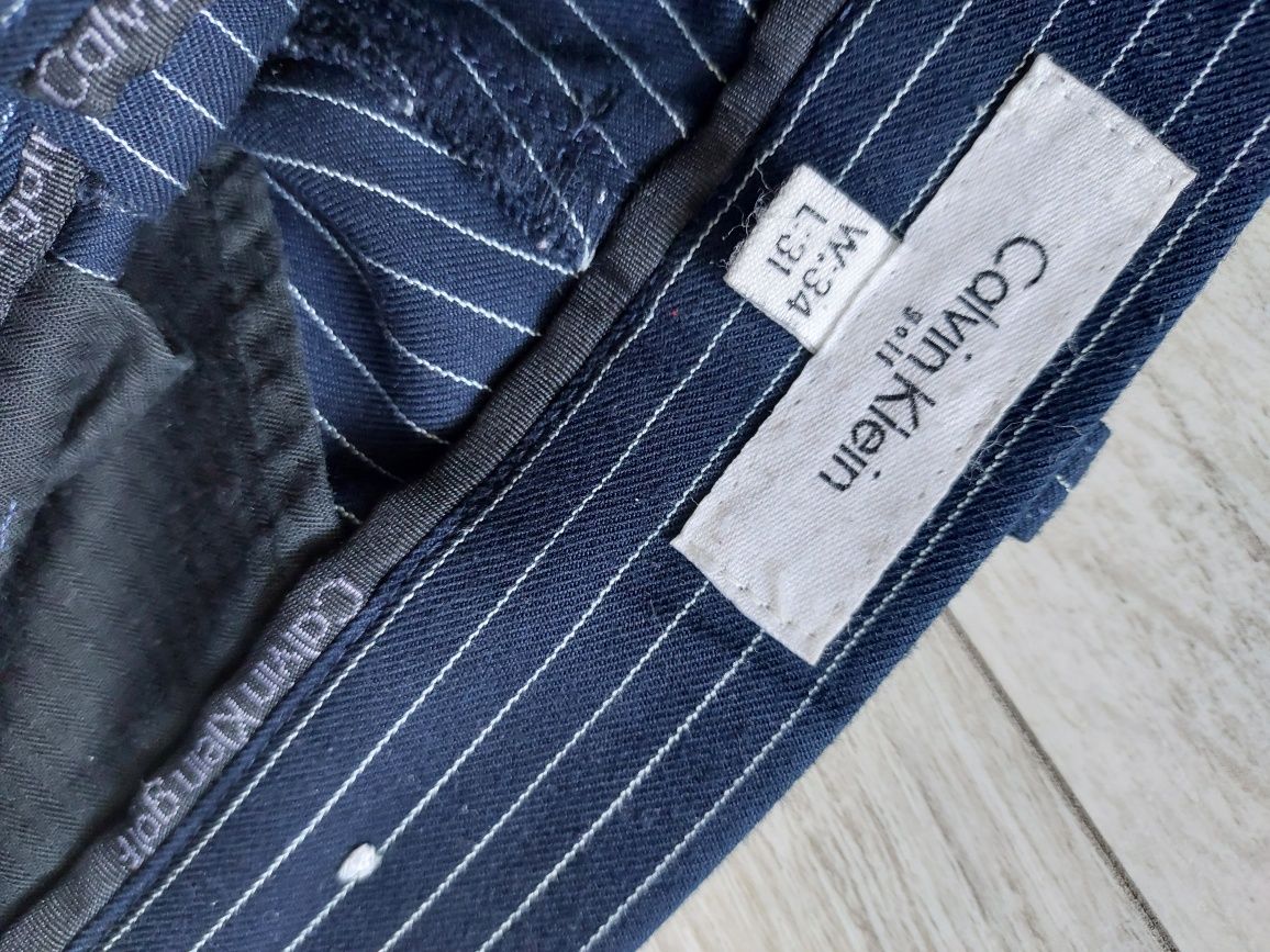 materiałowe L Calvin Klein W34 L31 granat w białe prążki