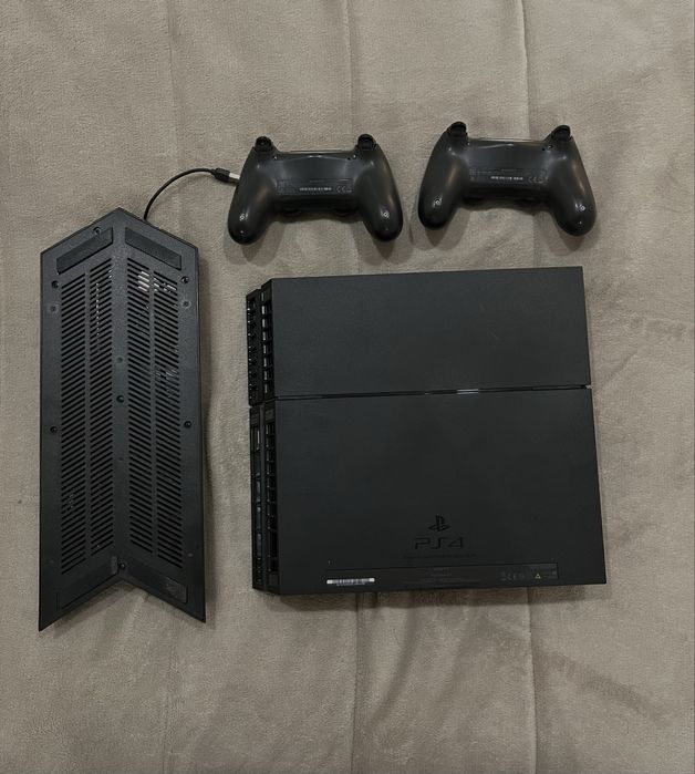 PS4, dois comandos e um suporte de PS4