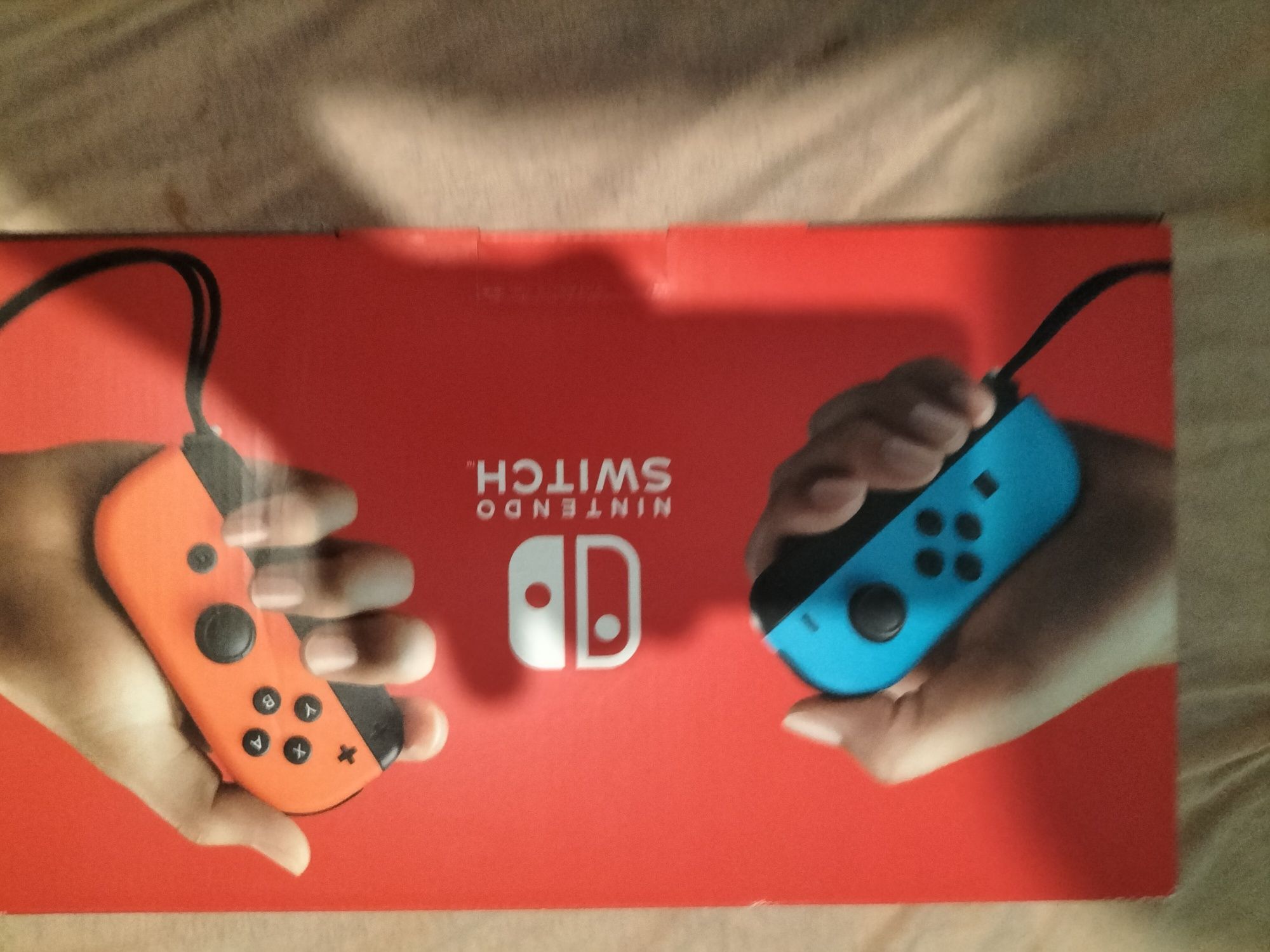 Nintendo Switch (comando azul e vermelho)