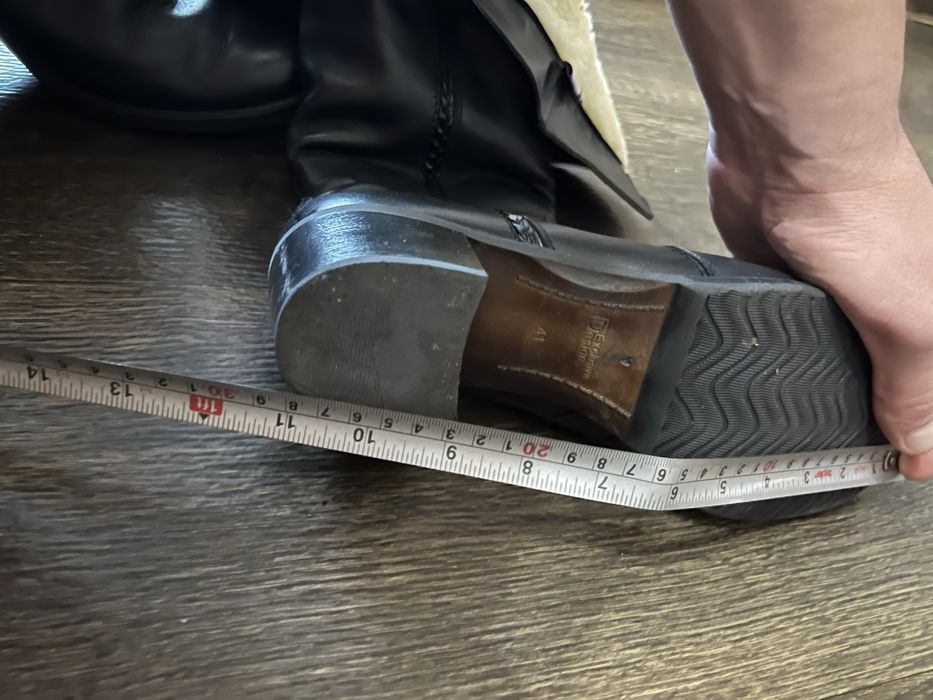 Продам, жіночі чоботи  чорні на хутру.