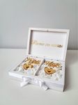 Białe pudełko na obrączki lustrzany złoty napis pleksi wesele ślub