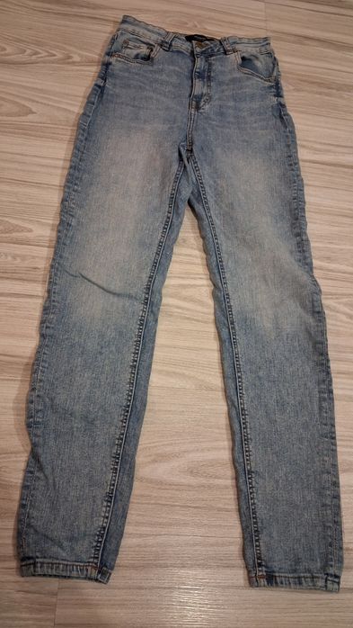 Niebieskie jeansy rurki