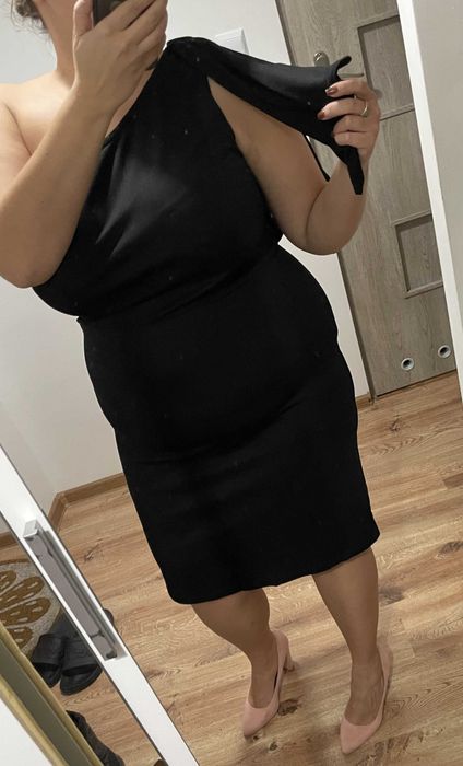 Elegancka sukienka czarna asymetryczna plus size 46 3xl na jedno ramię