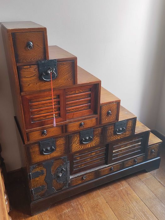 Movel de madeira, em forma de escada