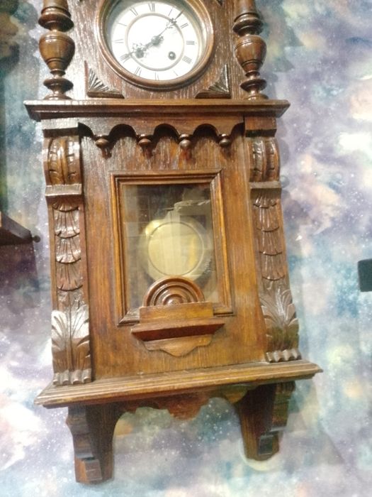 Старинные настенные часы с боем.