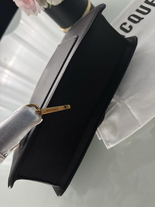 Jacquemus torebka czarna z dlugim paskiem zlote logo kopertowka