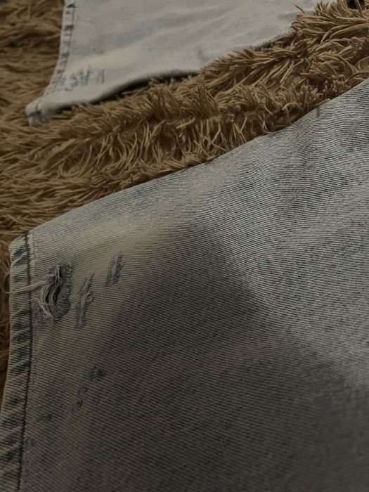 Трендові джинси з розрізами на сідницях блакитні світлі джинси