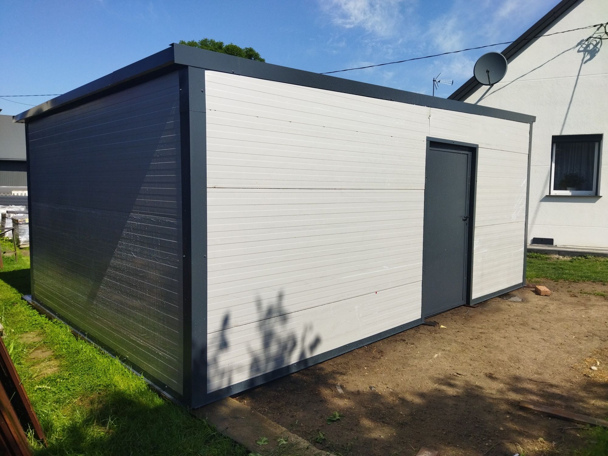 Garaż ocieplany z płyt warstwowych 5,8x4m