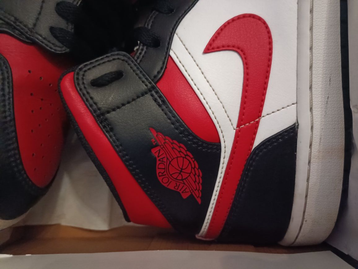 Air Jordan 1 mid Black Fire Red