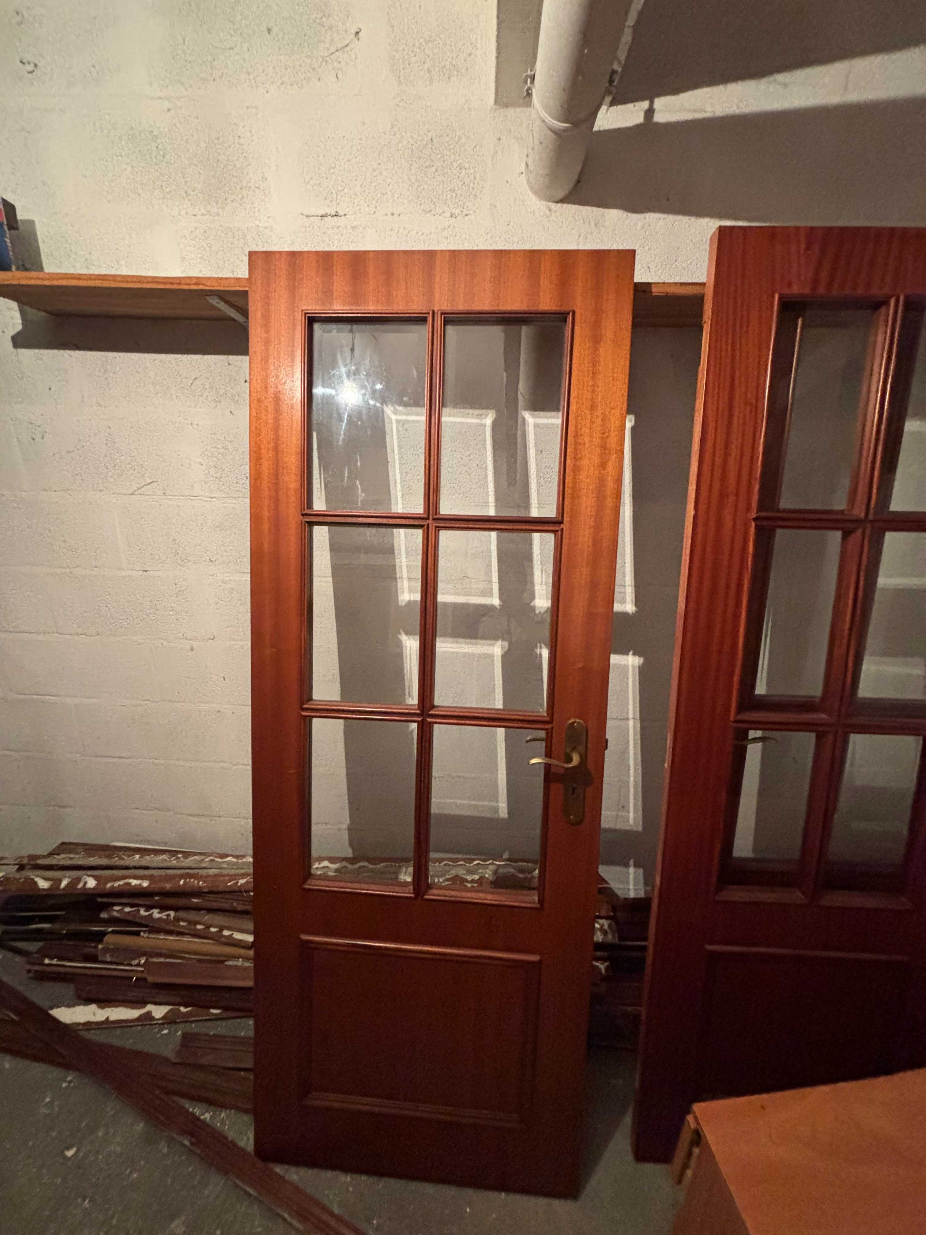 Portas de Madeira Escuras (com vidro e sem)