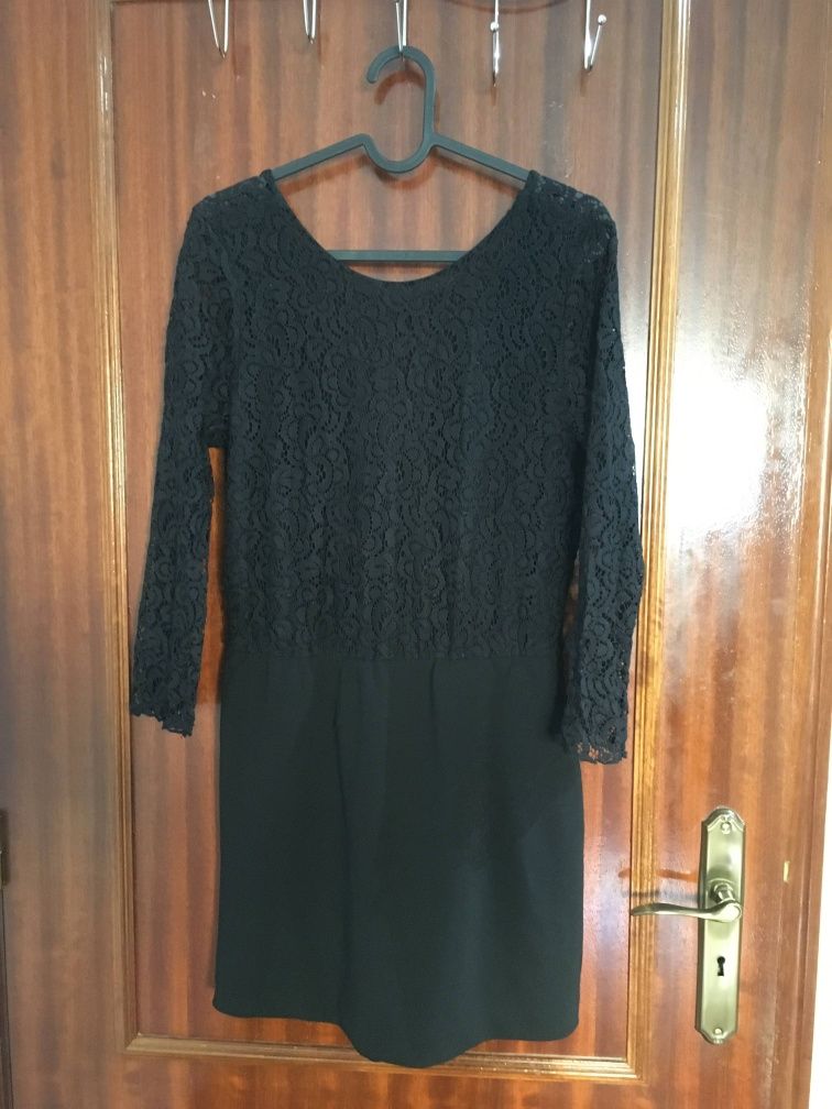 Vestido preto com renda