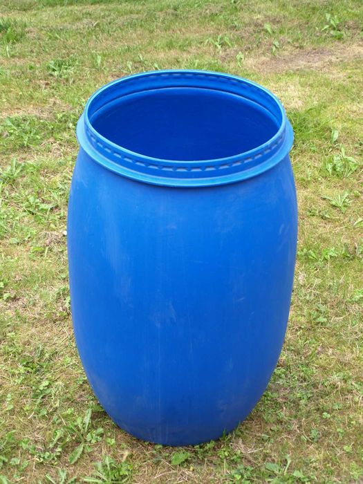 BECZKI  Plastikowe 120 litrow, JAK NOWE   z deklem i klamrą .