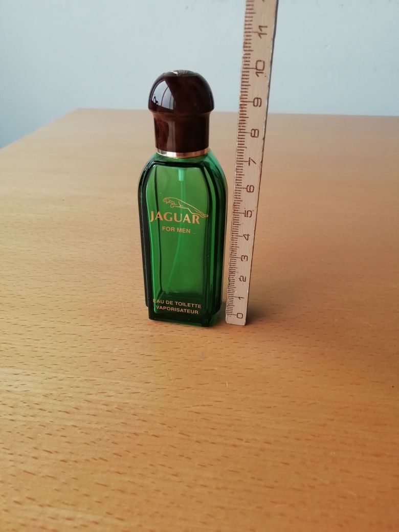 Conjunto de frascos de perfume usados.