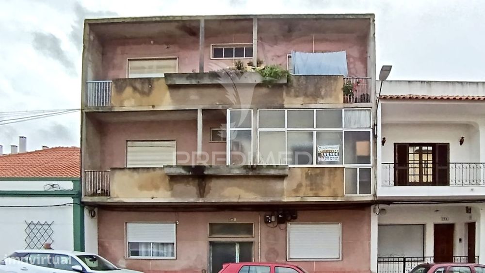 Prédio para remodelar na Baixa da Banheira