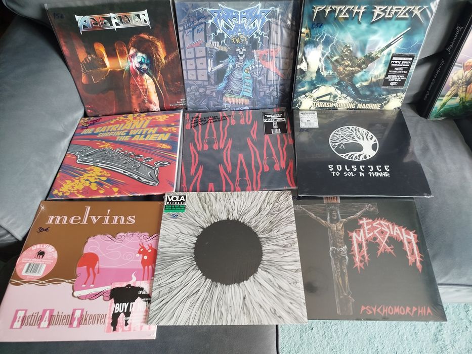 Vários discos de vinil de metal e Hard Rock