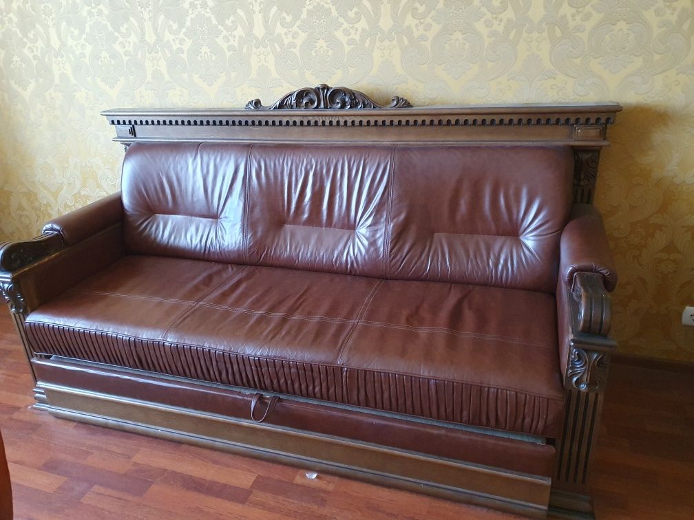 Продаж/купівля диван шкіряний з натурального дерева. Меблі у вітальню.