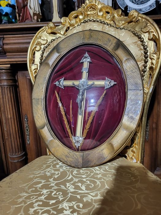 Stary krzyż w drewnianej ramię za wypukłym szkłem