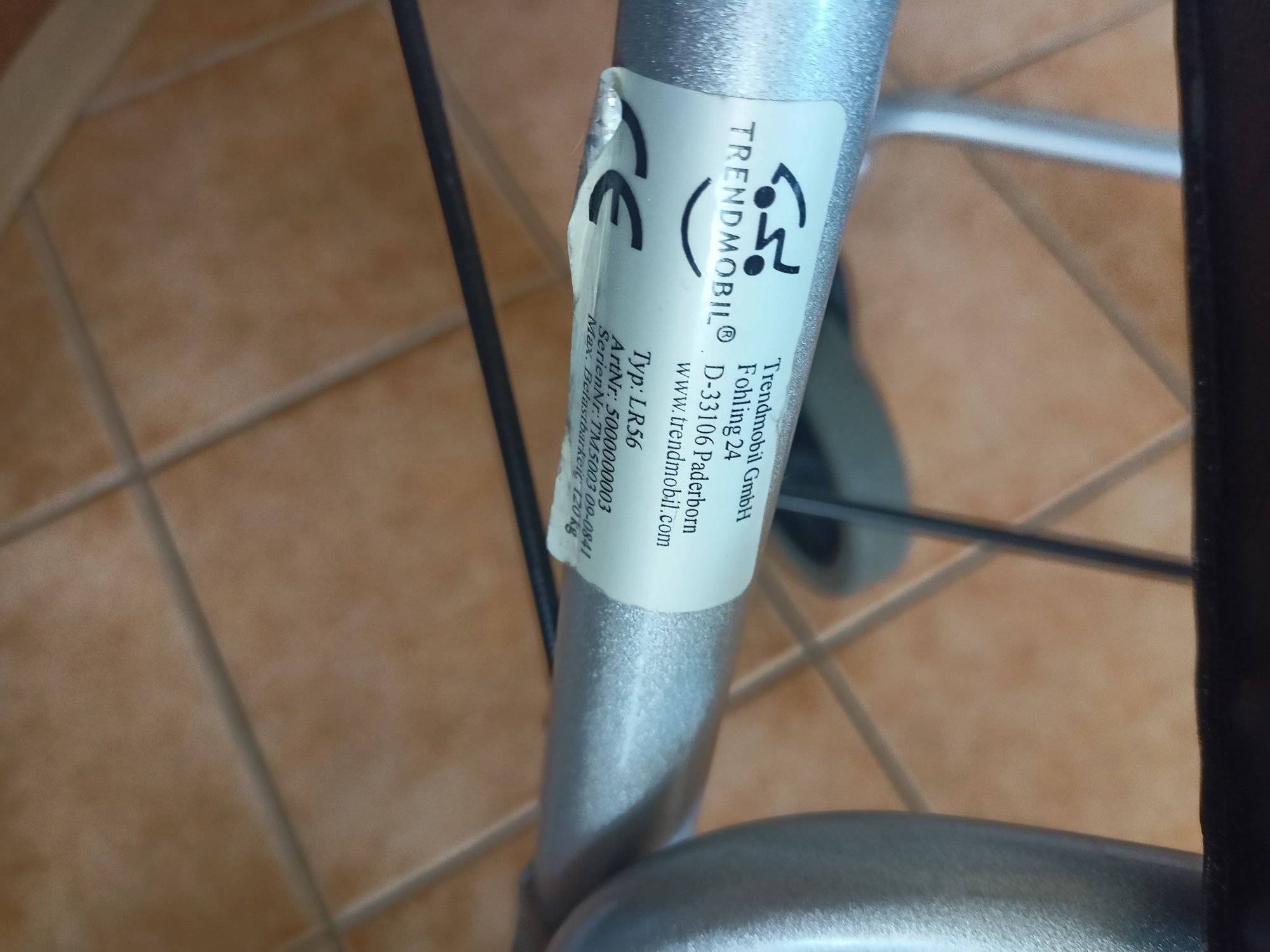 Chodzik z siedziskiem , wyrób medyczny, aluminiowy, b.lekki.