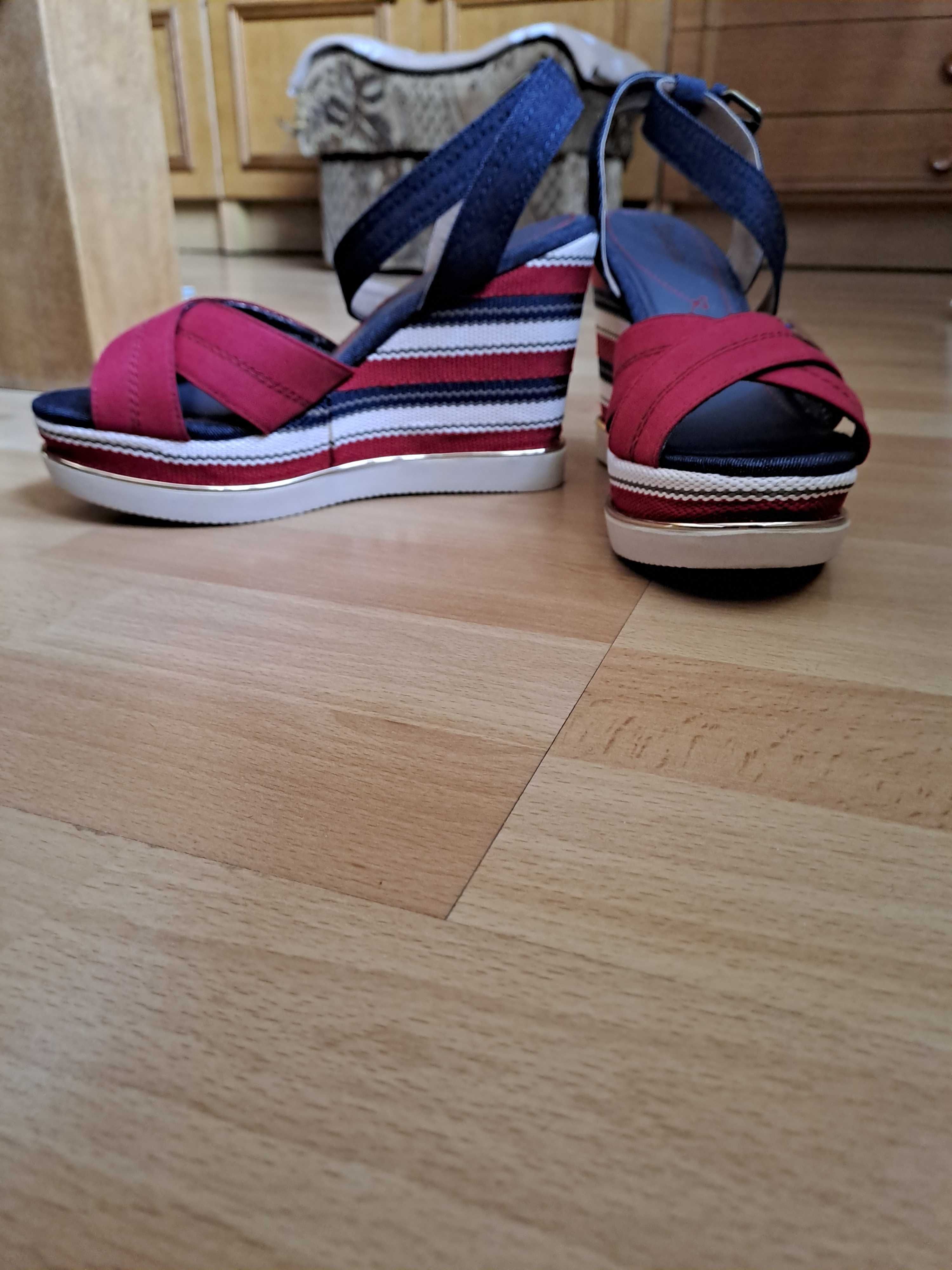 Nowe Sandały damskie na koturnie 39