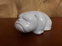Biała ceramiczna figurka pies buldog