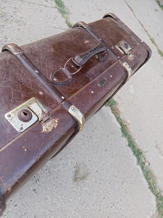 Старовинна валіза в ретро стилі