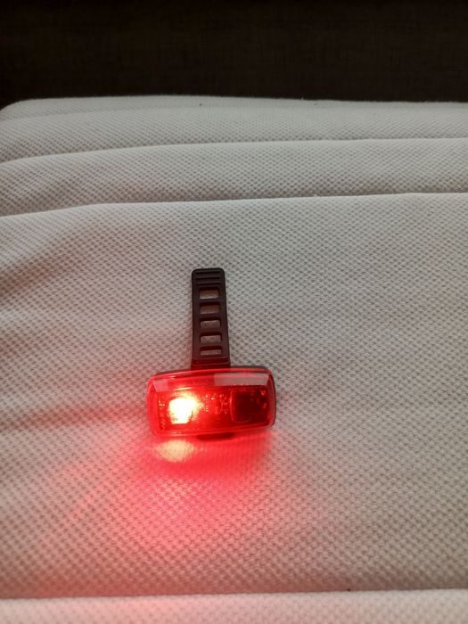 Nowa solidna wodoodporna tylna lampka rowerowa na baterie AAA