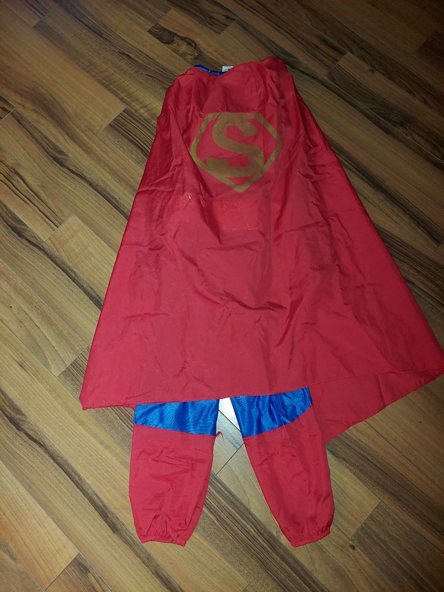Kostium Superman z peleryną oraz pasem.