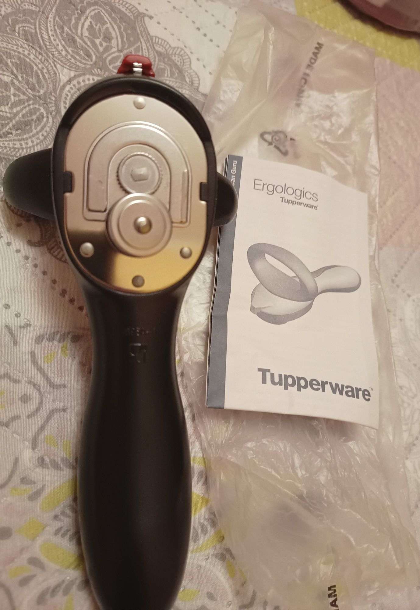 Консервний ніж Tupperware
