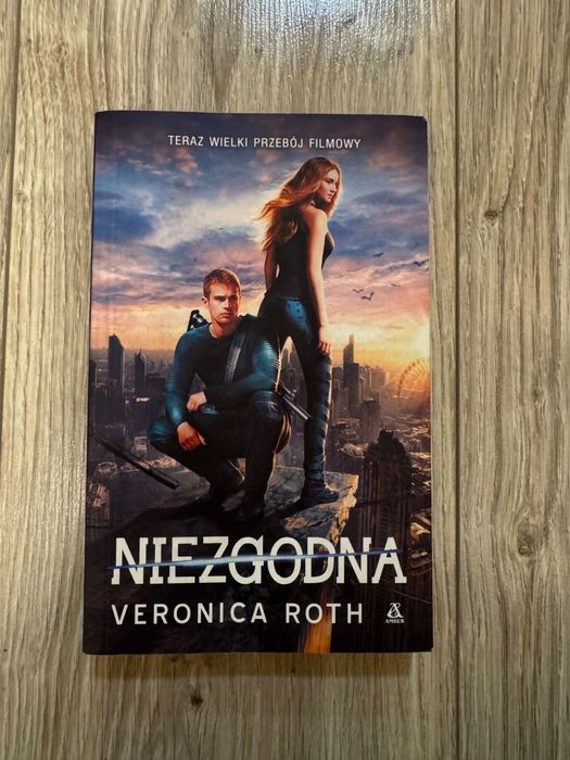Sprzedam książkę „Niezgodna” Veronica Roth