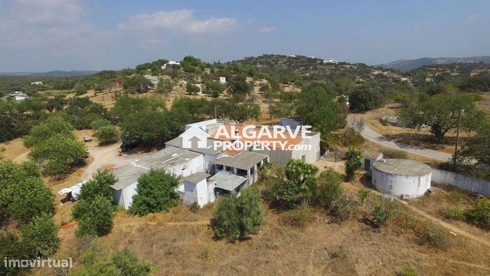 Moradia térrea em zona calma com vista panorâmica de campo e mar perto