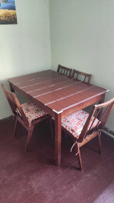 Стіл зі стільцями