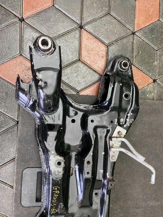 Передній підрамник Mitsubishi Grandis