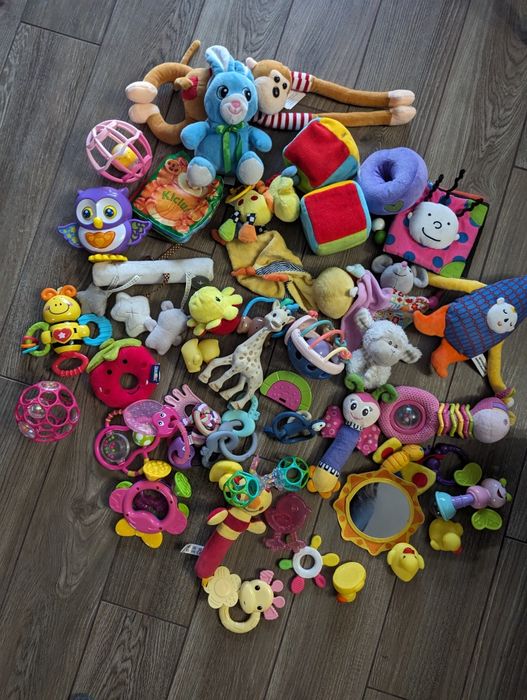 Zestaw dla niemowlaka grzechotki gryzaki książeczki żyrafka Sophie