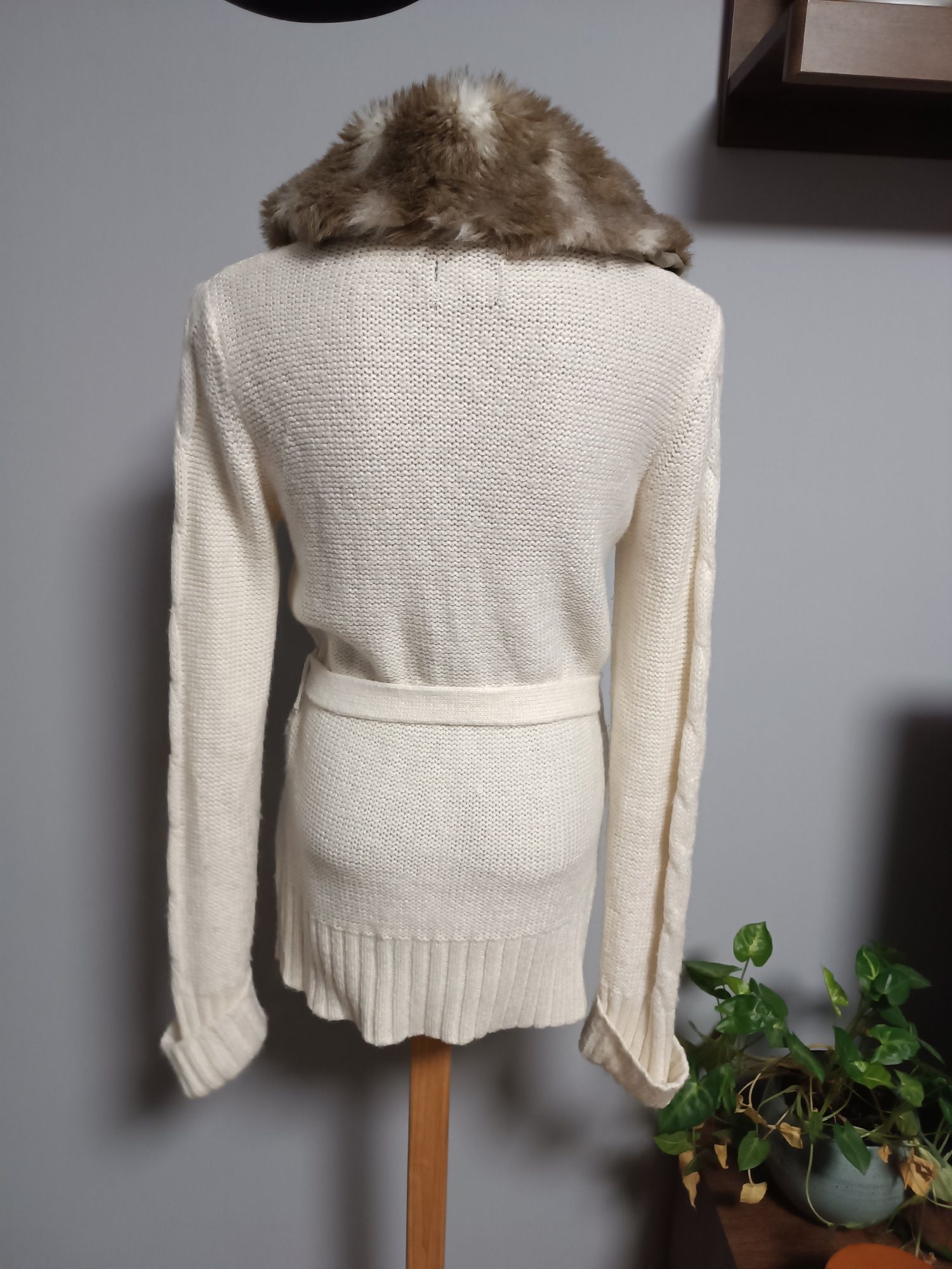 Elegancki sweter moher z kożuszkiem Oodji