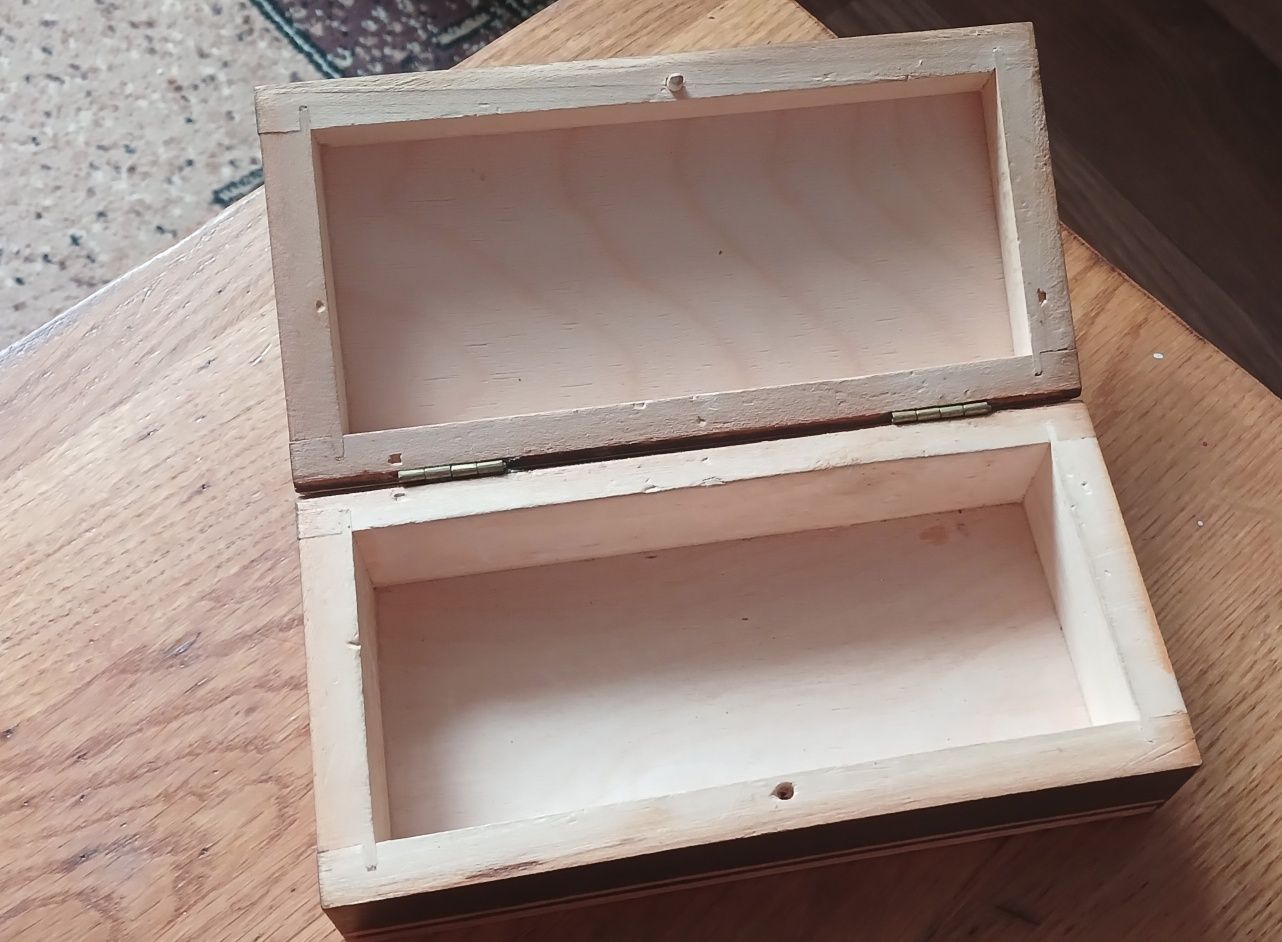 Скринька (шкатулка) дерев'яна