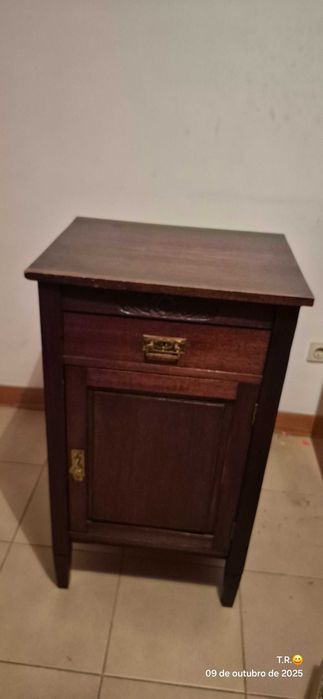 Pequeno móvel antigo em madeira maciça