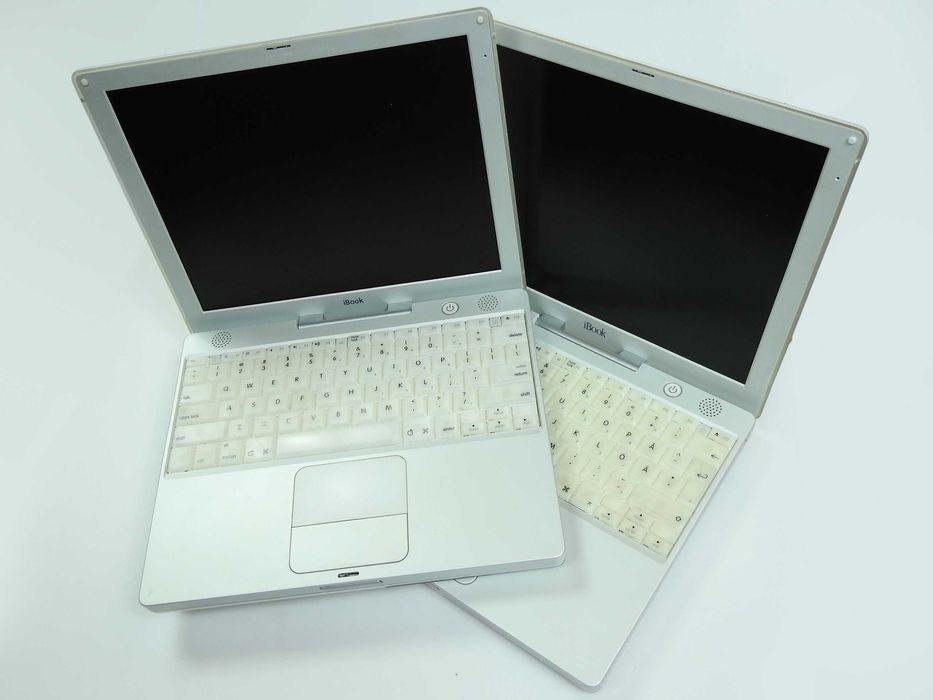 2 laptopy iBook G3 z przejściówkami wideo i oryginalnym zasilaczem