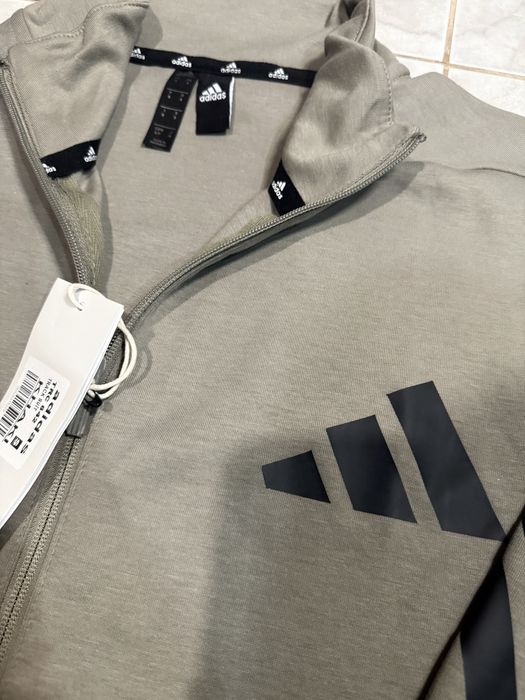Костюм Adidas.