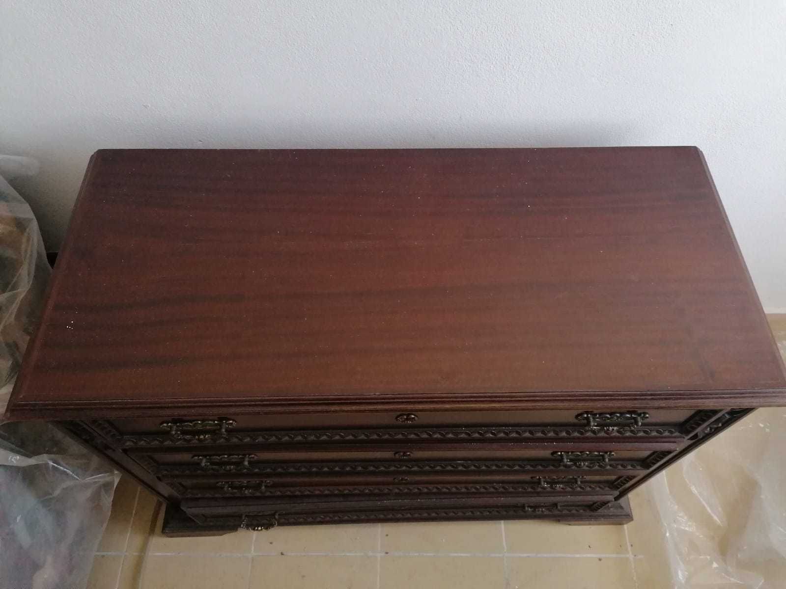 Cómoda Antiga de madeira